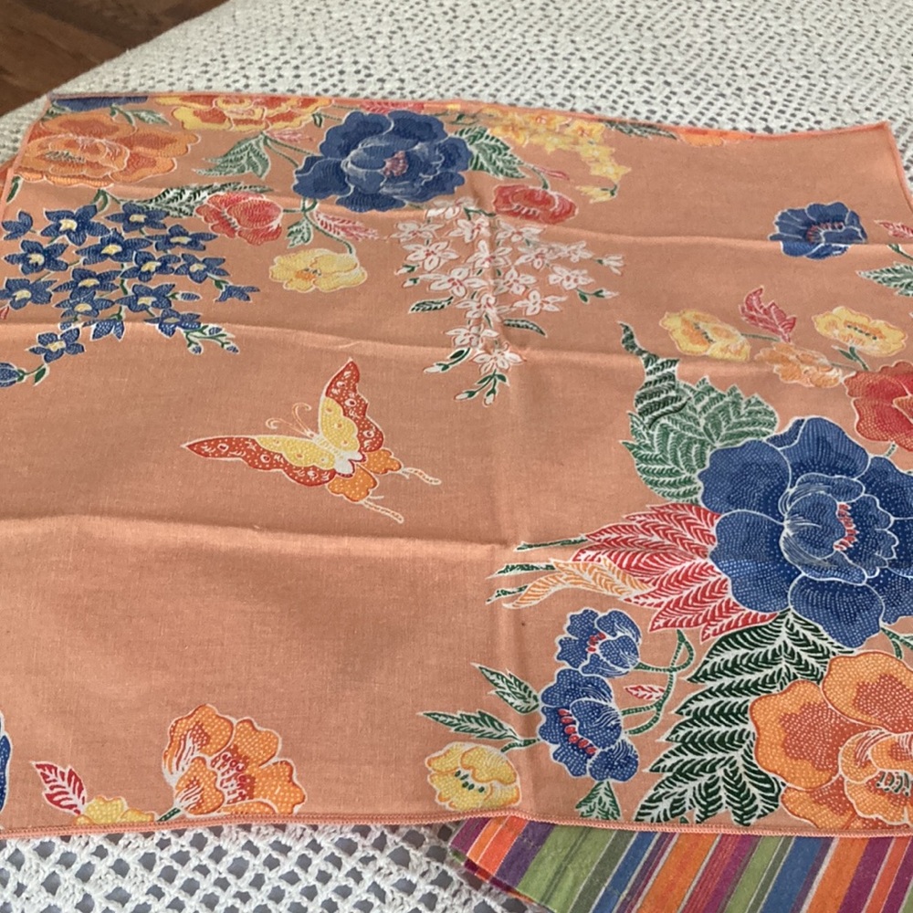 8 Napkins, Stripe ones are from Crate&Barrel 21X21, Floral 17X17 no label - Picture 5 of 8